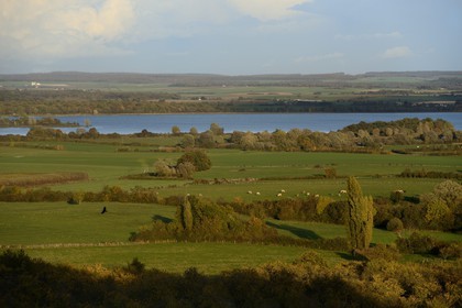 France, Meuse (55), Parc régional de Lorraine, Cotes de Meuse, la plaine de la Woëvre et le lac de la Madine en arrière plan