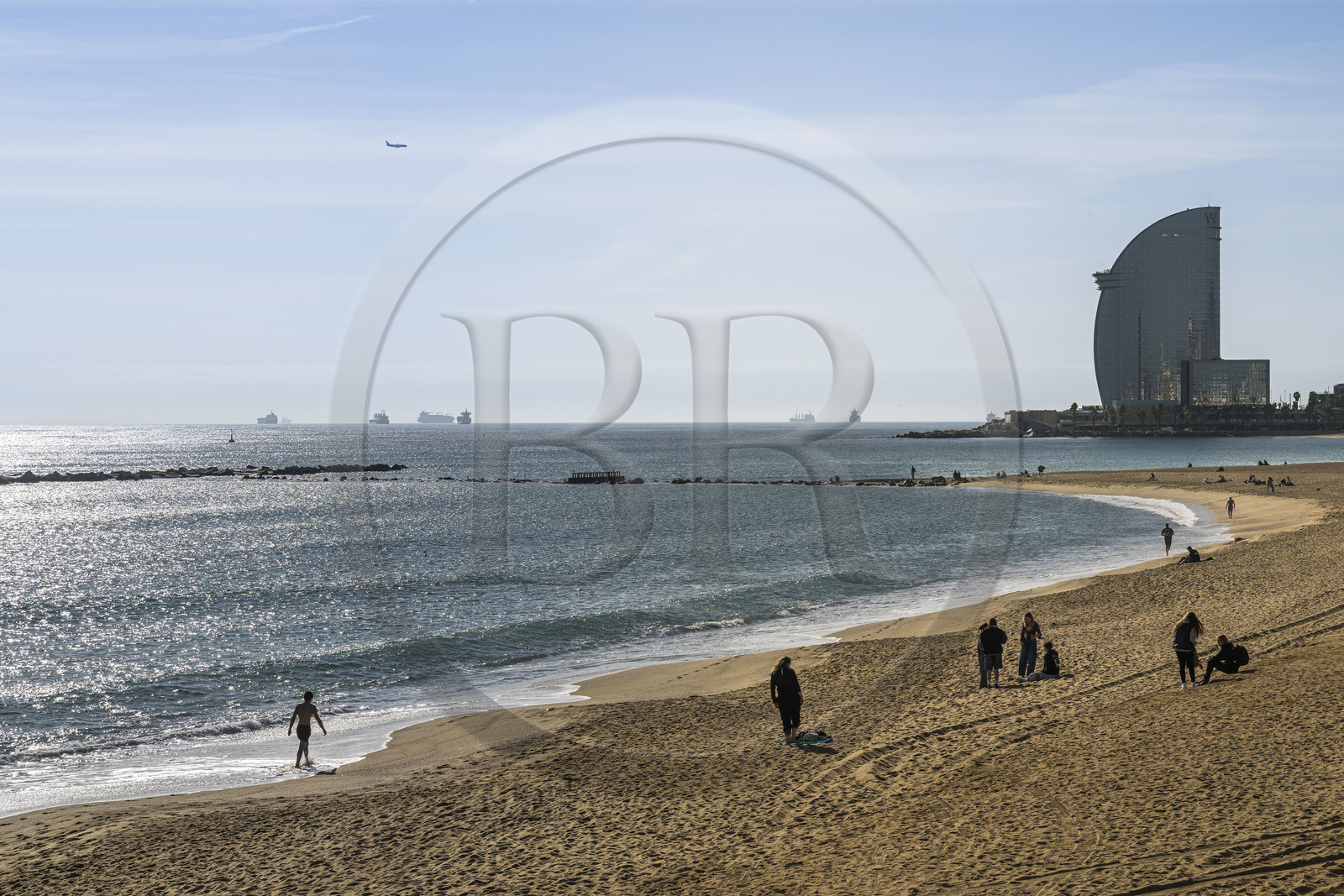 Espagne, Catalogne, Barcelone, La Barceloneta, la plage et l'Hotel W Barcelona de l'architecte Ricardo Bofill sur le front de mer en arrière plan