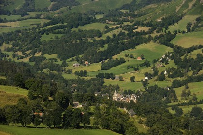 France, Cantal (15), monts du Cantal, Parc Naturel Régional des Volcans d' Auvergne, la vallée de la Jordanne vers Mandaille-Saint-Julien
