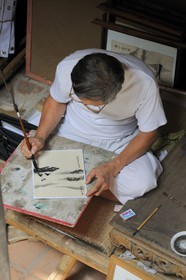 Vietnam, Hanoï, quartier des 36 rues dans la vieille ville, maison commémorative habitation traditionnelle de marchands au 87 Pho Ma May, calligraphe