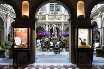 Italie, Toscane, Florence, centre historique classé Patrimoine Mondial de l'UNESCO, Palazzo Della Gherardesca, palace 5 étoiles du groupe Four Seasons Hotel, copie de la statue Bacchus par Michel-Ange au centre du lobby