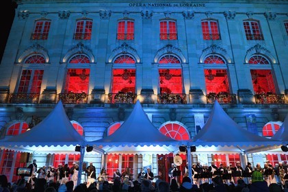 France, Meurthe-et-Moselle (54), Nancy, place Stanislas (ancienne Place Royale) lors de la fête de la Saint-Nicolas, classée Patrimoine Mondial de l'UNESCO, la Fanfare des Enfants du Boucher joue depuis l'Opera National de Lorraine