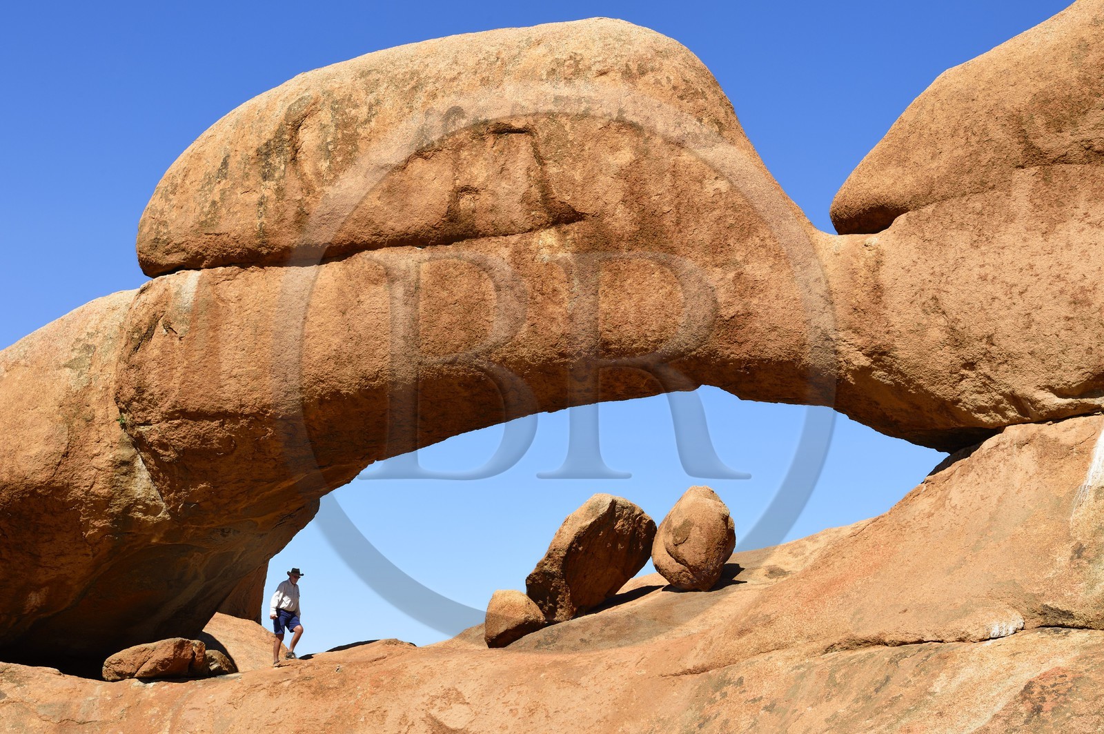 Namibie, région de Erongo, Damaraland, le Spitzkoppe ou Spitzkop (1784 m), arche naturelle dans la montagne granitique dans le désert du Namib
