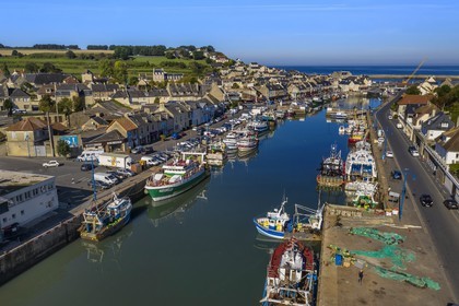 France, Calvados (14), Cote de Nacre, Port-en-Bessin, chalutiers dans le port de pêche (vue aérienne)