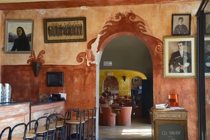 France, Haute-Corse (2B), Calvi, la citadelle, l’ancien palais des évêques de Sagone reconverti en bar (Chez Tao)