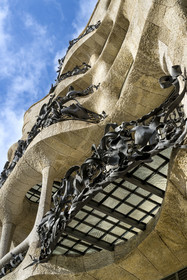 Espagne, Catalogne, Barcelone, quartier de l'Eixample, Passeig de Gracia, Pedrera ou Casa Mila (1905-1910) de l'architecte du modernisme catalan Antoni Gaudi, site classé au Patrimoine Mondial de l'UNESCO, balcon et balustrade en fer forgé