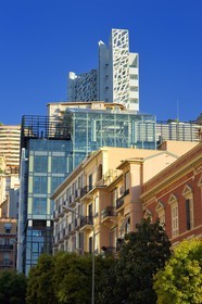 Principauté de Monaco, Monaco, quartier de La Condamine, l'immeuble Le Simona conçu par l'architecte Jean-Pierre Lott et immeubles de l'avenue Prince Pierre en premier plan