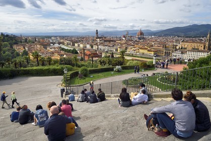 Italie, Toscane, Florence, centre historique classé Patrimoine Mondial de l'UNESCO, esplanade Michel-Ange (Piazzale Michelangelo) vue générale avec le Palazzo Vecchio, le pont Vecchio et le Duomo