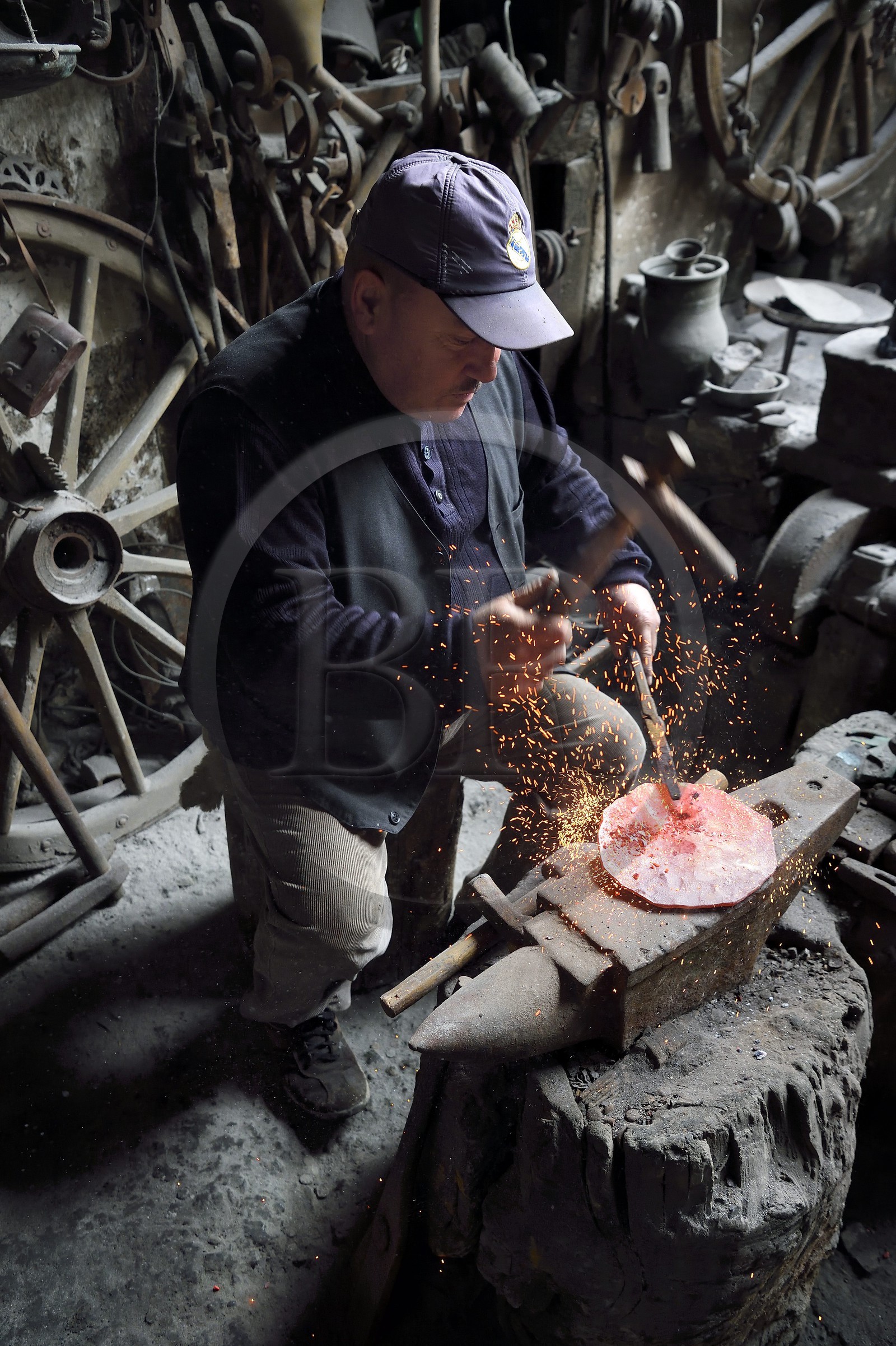 Azerbaïdjan, région de Ismailli, Lahij (Lahic), l'artisan Kableyi, huitième génération de forgeron spécialisé dans le cuivre