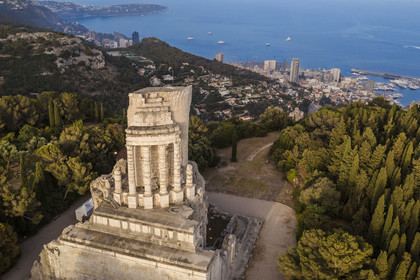 France, Alpes-Maritimes (06), La Turbie, Trophée d'Auguste ou Trophée des Alpes, monument romain édifié en l'an 6 avant J.-C., la Principauté de Monaco en arrière plan (vue aérienne)