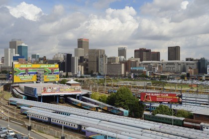 Afrique du Sud, province de Gauteng, Johannesburg, vue sur les wagons de trains de Park Station et sur le centre-ville Central Business District depuis le quartier de Braamfontein