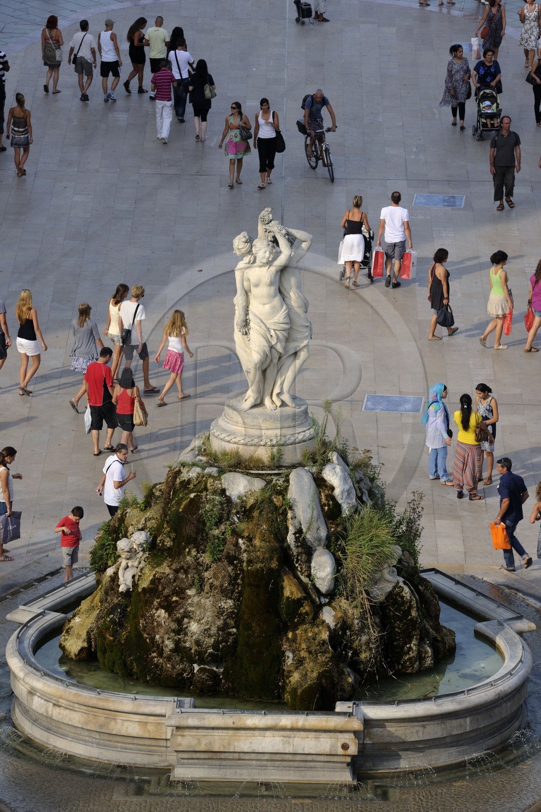 France, Hérault (34), Montpellier, Place de la Comédie, fontaine des Trois Grâces