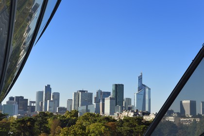 France, Paris (75), la Fondation Louis Vuitton de l'architecte Frank Gehry et le quartier de La Défense en arrière plan