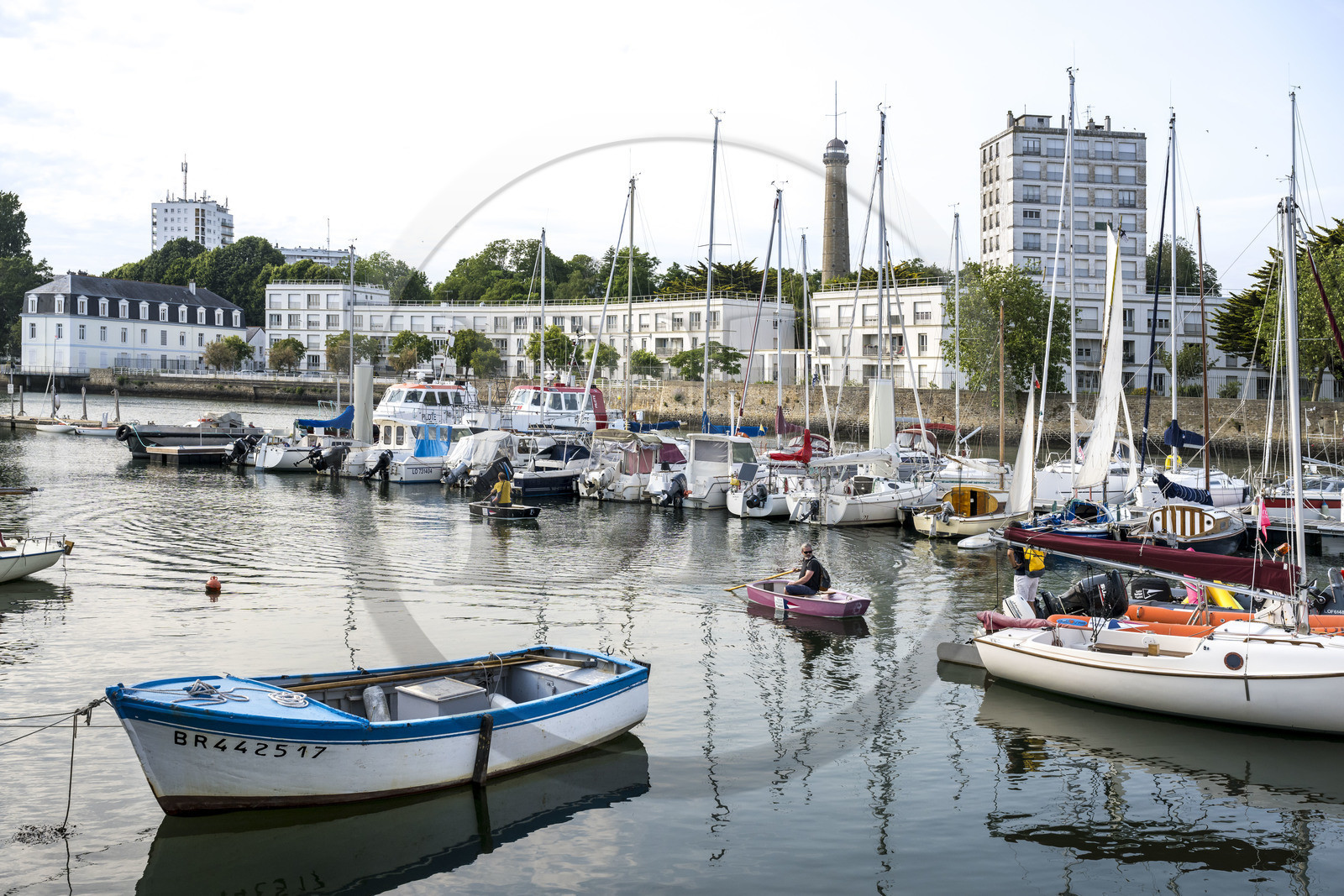 France, Morbihan (56), Lorient, port de commerce, la tour de la découverte en arrière plan