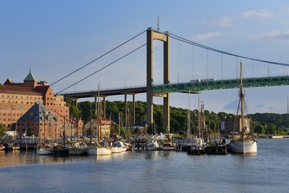 Sweden, Västra Götaland, Göteborg (Gothenburg), the small harbor Klippans (Klippans angbatsbrygga) and the Novotel hotel under the Älvsborg Bridge in the background