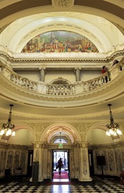 Royaume-Uni, Irlande du Nord, Belfast, le City Hall (hotel de ville), le hall principal et fresque symbolisant l'histoire de la ville