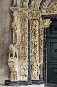 Croatie, Dalmatie, côte dalmate, Trogir, centre historique classé Patrimoine Mondial de l'UNESCO, portail occidental, joyau du sanctuaire, sculpté à partir de 1240 de la Cathédrale Saint Laurent de Trogir, sculpture d'Eve et bas-reliefs
