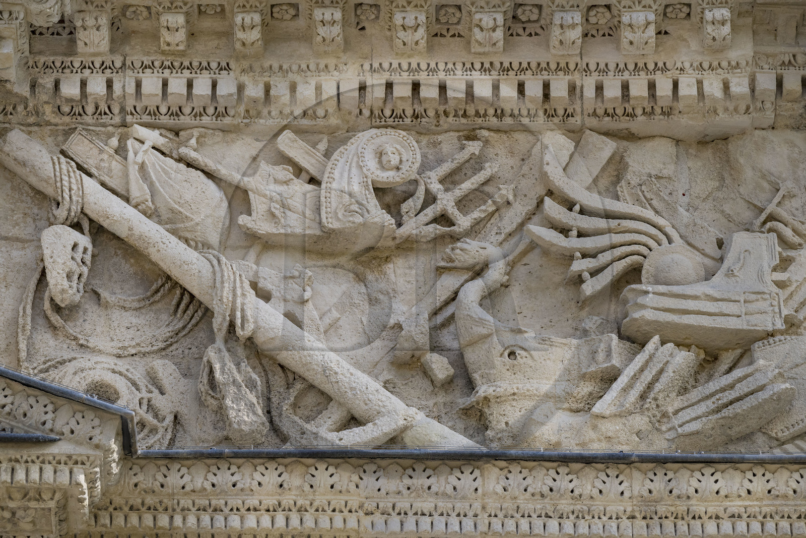 France, Vaucluse (84), Orange, l'arc de triomphe d'Orange, classé Patrimoine Mondial de l'UNESCO, arc monumental romain du début du Ier siècle, bas-relief représentant la victoire d'Octave et d'Agrippa à la bataille d'Actium, une grande bataille navale qui se déroule le 2 septembre de l'an 31 av. J.-C. dans le cadre de la dernière Guerre civile de la République romaine