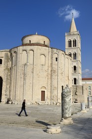 Croatie, Dalmatie, côte dalmate, Zadar, le forum romain, l'église Saint Donat et le campanile de la cathédrale