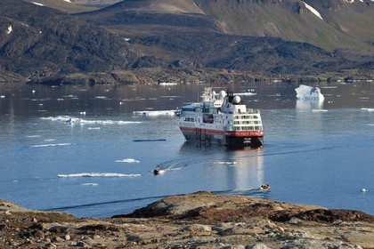 Groenland, cote Nord-Ouest, Smith sound au nord de la baie de Baffin, Inglefield Land, site de Etah dans le Foulke fjord, campement inuit aujourd'hui abandonné qui servit de base à plusieurs expéditions polaires, le bateau de croisière MS Fram de la compagnie Hurtigruten