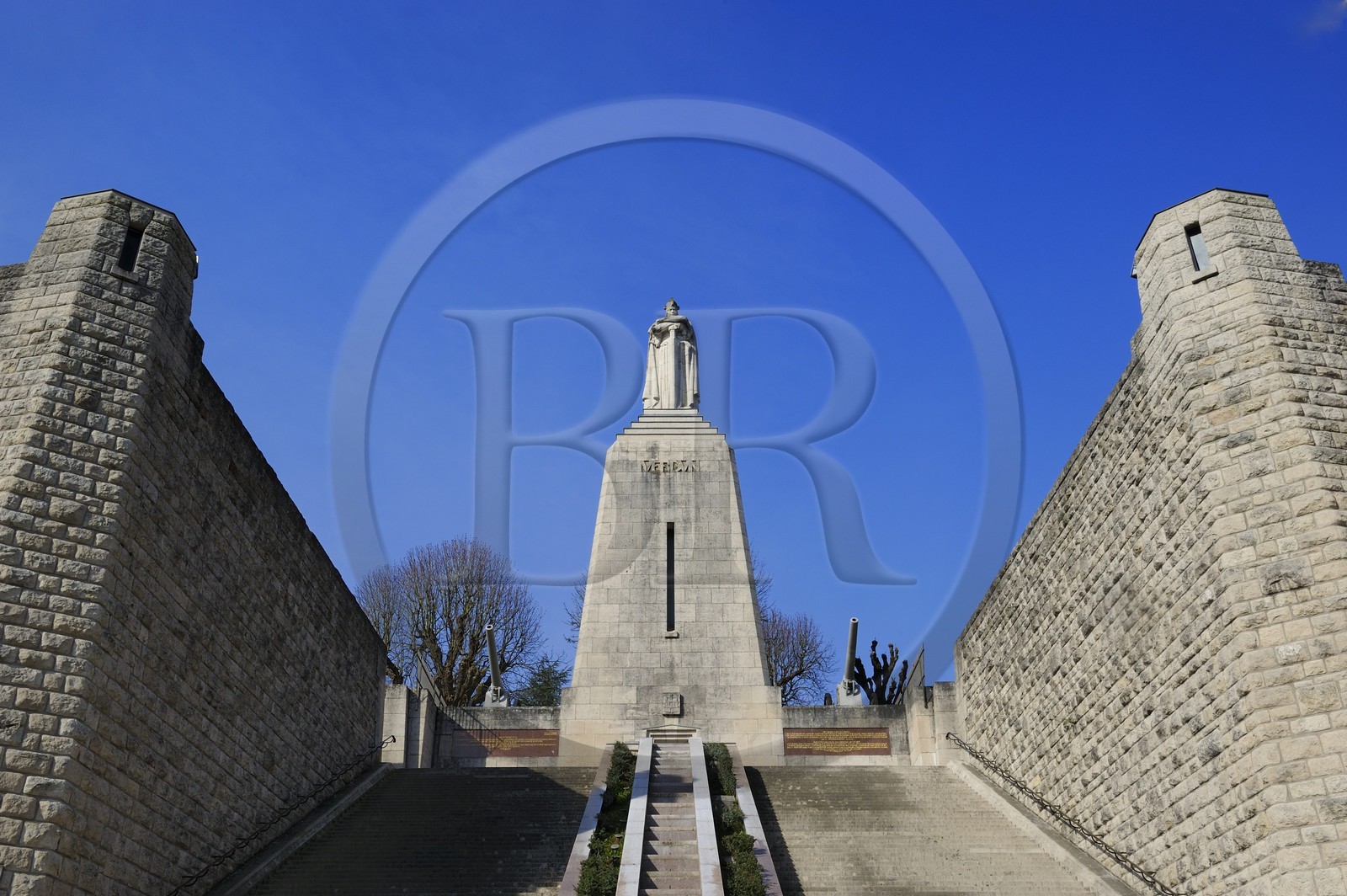 France, Meuse (55), Verdun, Monument à la Victoire de l'architecte Léon Chesnay, crypte commémorative dans laquelle sont conservés les fichiers des soldats titulaires de la médaille de Verdun, statue de guerrier franc au sommet