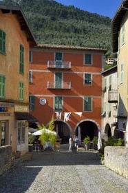 France, Alpes-Maritimes (06), vallée de la Bévéra, Sospel, maisons anciennes sur arcades place Saint-Nicolas