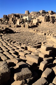 Libye, région du désert, Le Fezzan (Sahara), vieille ville de ghat, briques en terre argileuse (pisé)