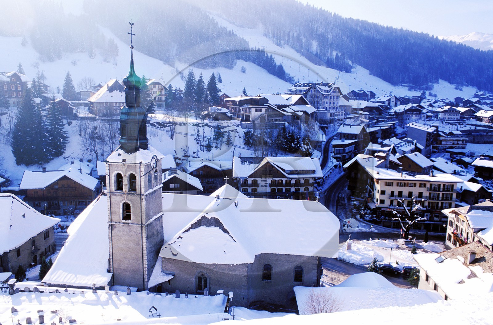 France, Haute-Savoie (74), village de Morzine, station de sports d'hiver (domaine des portes du soleil)