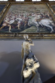 Italie, Toscane, Florence, centre historique classé Patrimoine Mondial de l'UNESCO, le Palazzo Vecchio, Salone dei Cinquecento (salle des Cinq-Cents), le génie de la victoire (Genio della Vittoria), une sculpture inachevée en marbre de 1532 à 1534 de Michel-Ange, réalisée dans le cadre du projet de la tombe du pape Jules II