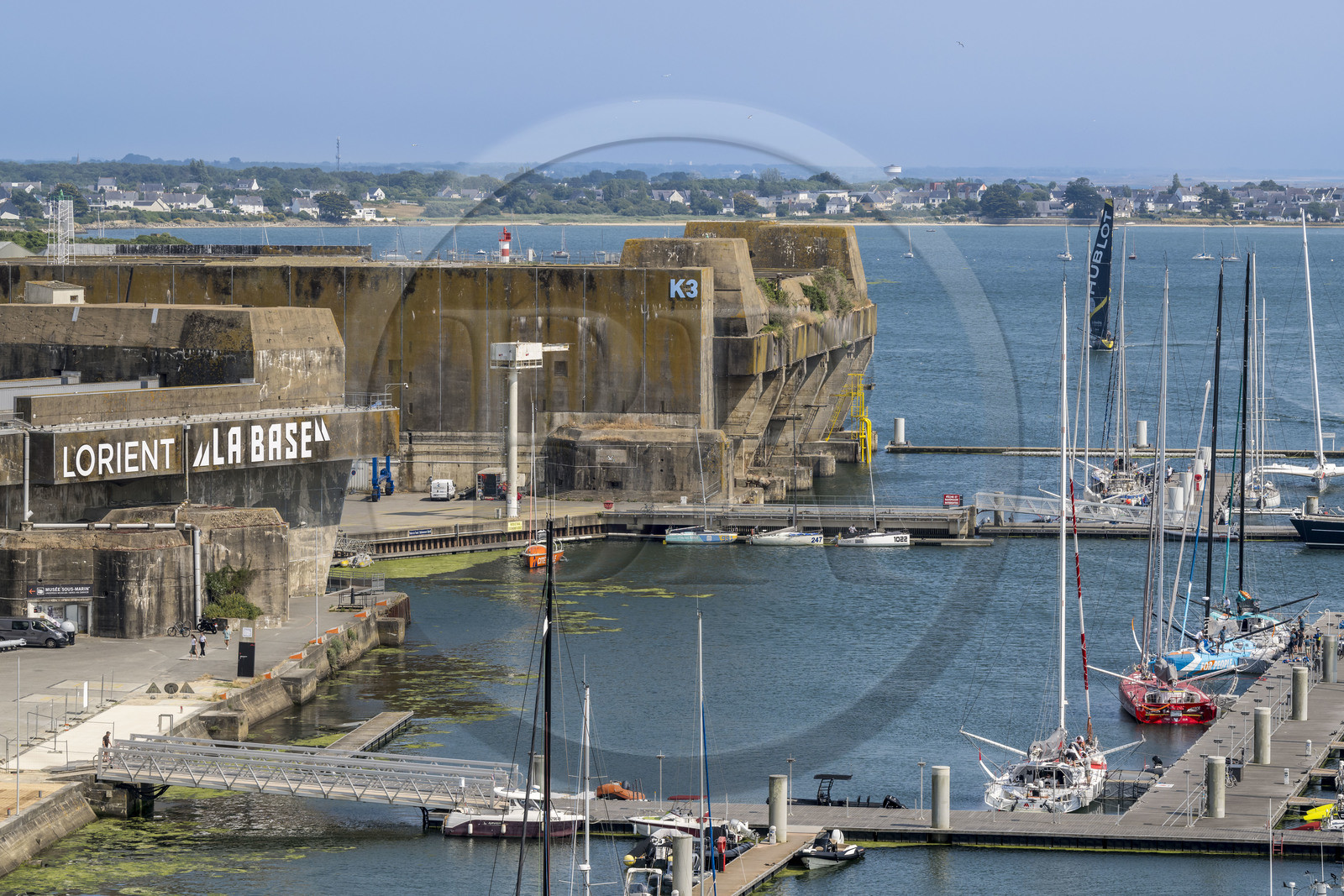 France, Morbihan (56), Lorient, le port de Lorient La Base dans l'ancienne base de sous-marins construite par les Allemands, il est conçu et équipé de façon à accueillir les professionnels du nautisme, les événements nautiques et les grandes unités telles que les monocoques et les multicoques de la Course au Large