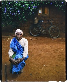Burundi, province de Kirundo, région du lac Cyohoha Sud aussi appelé lac Cohoha, vieille femme Tutsi posant devant une case moderne (reproduction plan-film inversible 4x5)