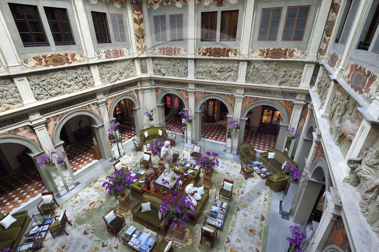 Italie, Toscane, Florence, centre historique classé Patrimoine Mondial de l'UNESCO, Palazzo Della Gherardesca, palace 5 étoiles du groupe Four Seasons Hotel, copie de la statue Bacchus par Michel-Ange au centre du lobby