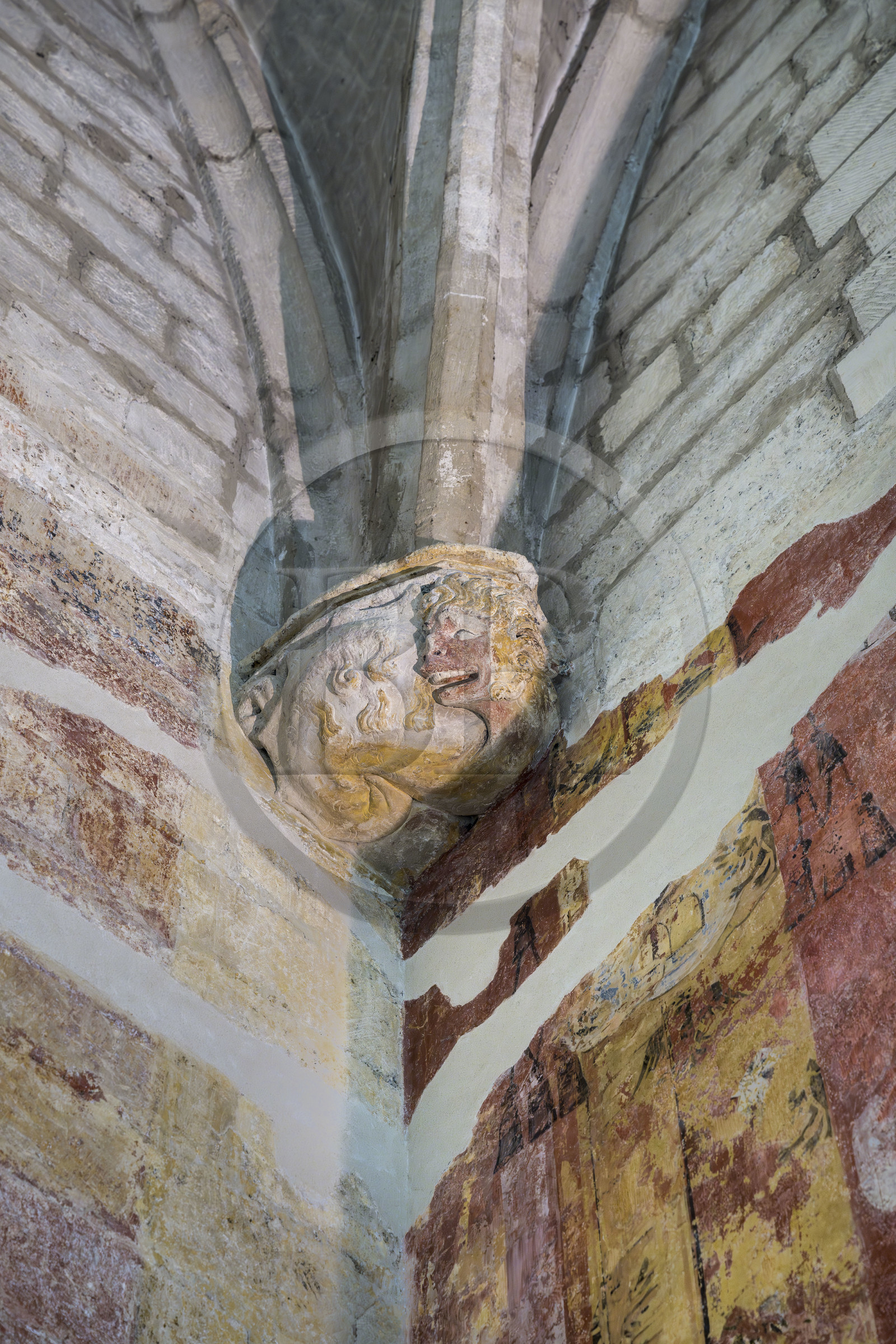 France, Vaucluse (84), Avignon, Palais des Papes classé Patrimoine mondial de l'UNESCO, salle de la Grande Audience aussi tribunal de la Rota, cul-de-lampe polychrome du XIVème siècle représentant un animal fantastique