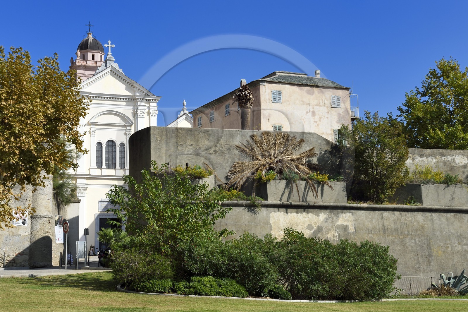 France, Haute-Corse (2B), Bastia, la Citadelle quartier de Terra-Nova, l'ancienne cathédrale Sainte-Marie en arrière plan