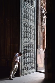 France, Bas-Rhin (67), Strasbourg, vieille ville classée au Patrimoine Mondial de l'UNESCO, la cathédrale Notre-Dame, le sacristain Michel Bolli ouvre la porte principale de la facade occidentale au petit matin