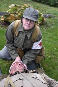 France, Eure (27), Sainte-Colombe-prés-Vernon, Allied Reconstitution Group (association de reconstitution historique de la 2éme Guerre Mondiale américain et Maquis), la reconstitueur Nathalie Menager en infirmière de la 101e division aéroportée US soignant un soldat blessé