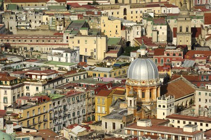 Italie, Campanie, Naples, centre historique classé Patrimoine Mondial de l'UNESCO, dôme d'une église enclavée