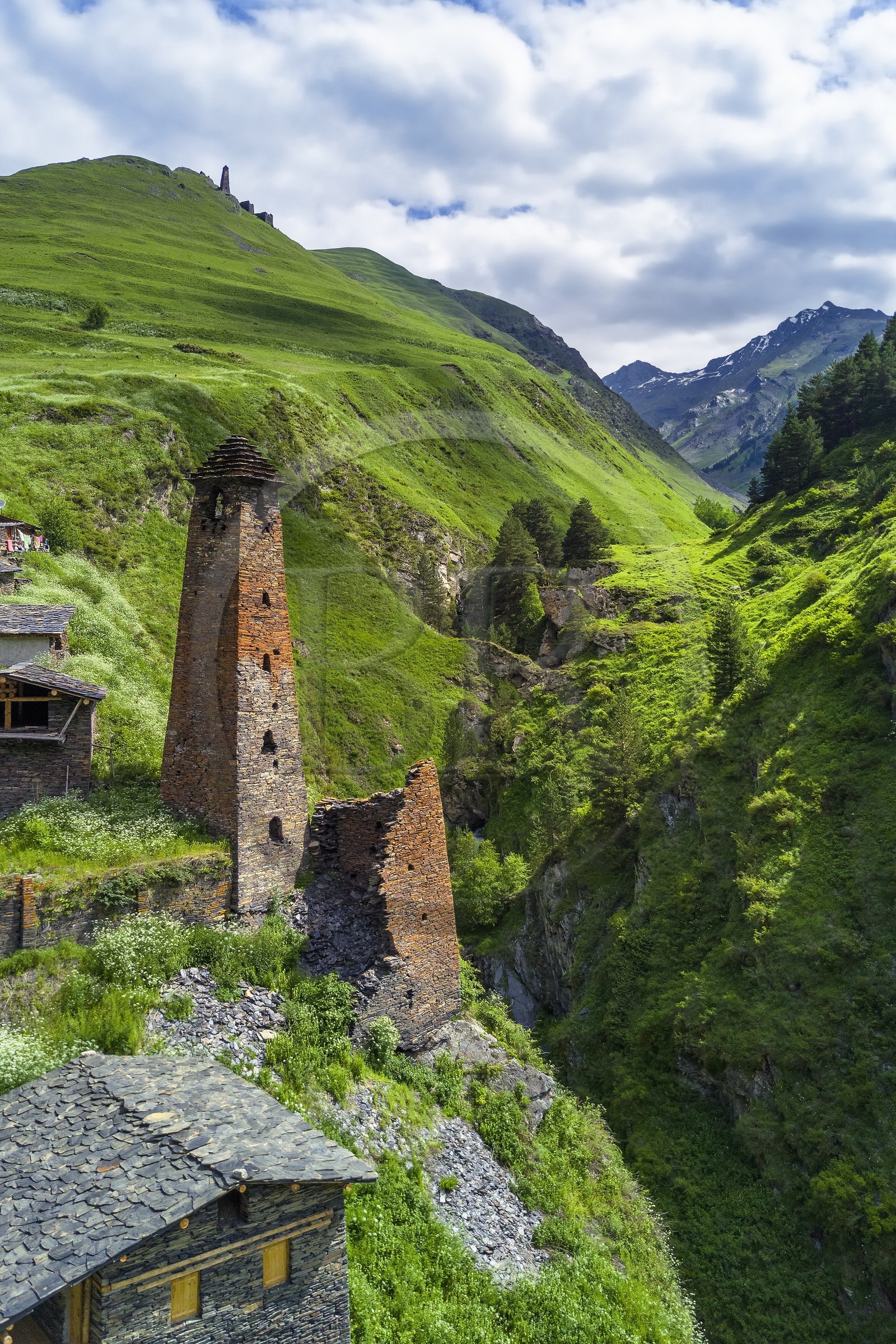 Géorgie, Kakheti, Parc national de Touchétie, vallée de la rivière Alazani dans les montagnes de Pirikiti, village de Dartlo surplombé par Kvavlo (vue aérienne)