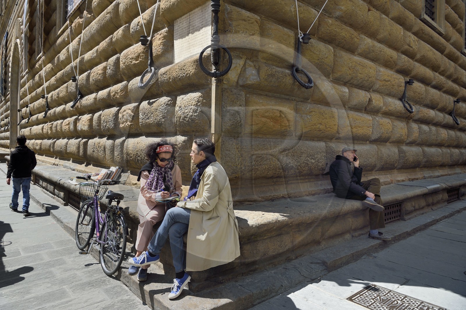 Italie, Toscane, Florence, centre historique classé Patrimoine Mondial de l'UNESCO, le palais Renaissance Palazzo Strozzi, panca di via (banc de rue) au pied de certains palais prestigieux florentins destiné au confort de la population mais aussi à la protection des murs contre les véhicules