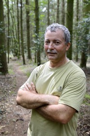 France, Morbihan (56), forêt de Coëby, l'archéologue Philippe Gouezin