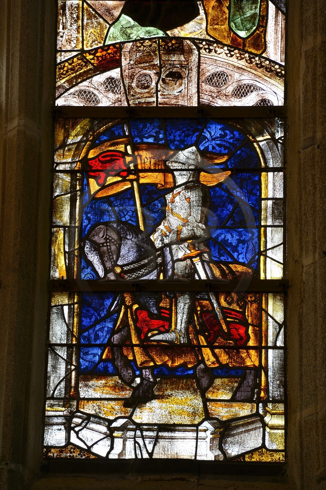France, Finistère (29), Locronan, labellisé Les Plus Beaux Villages de France, église Saint-Ronan, vitrail représentant un chevalier de Nevet, les Nevet étaient les seigneurs du pays