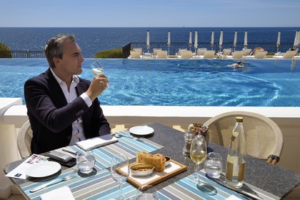 France, Alpes Maritimes (06), Saint-Jean-Cap-Ferrat, Grand-Hotel du Cap-Ferrat, palace 5 étoiles du groupe Four Seasons Hotel, le chic Club Dauphin au bord de la piscine et face à la mer