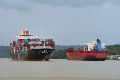 Panama, Canal de Panama à Gamboa, cargo Panamax porte-conteneurs coréen