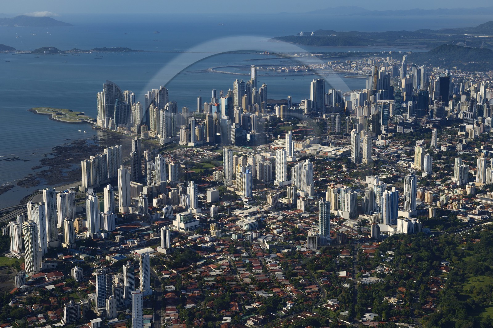 Panama, les gratte-ciels de Panama City, la vieille ville Casco Antiguo (Viejo) en arrière plan (vue aérienne)