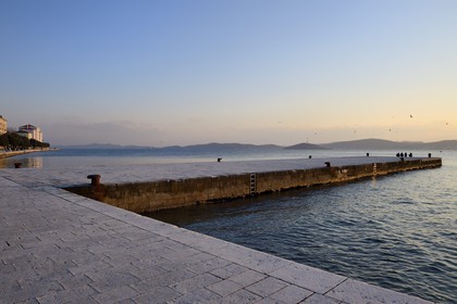 Croatie, Dalmatie, côte dalmate, Zadar, la Riva (promenade du bord de mer)