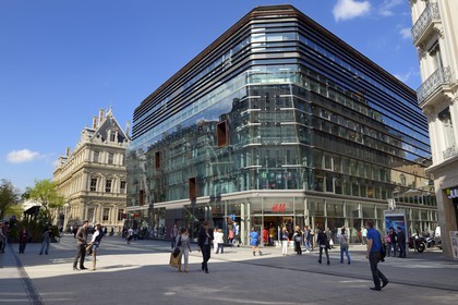 France, Rhône (69), Lyon, site historique classé Patrimoine Mondial de l'UNESCO, rue de la République, le Monoprix Grand Bazar de Lyon (2007) par les architectes Jean-Pierre Buffi et Philippe de Fouchier