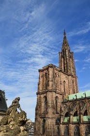 France, Bas-Rhin (67), Strasbourg, vieille ville classée au Patrimoine Mondial de l'UNESCO, la cathédrale Notre-Dame depuis le Palais Rohan