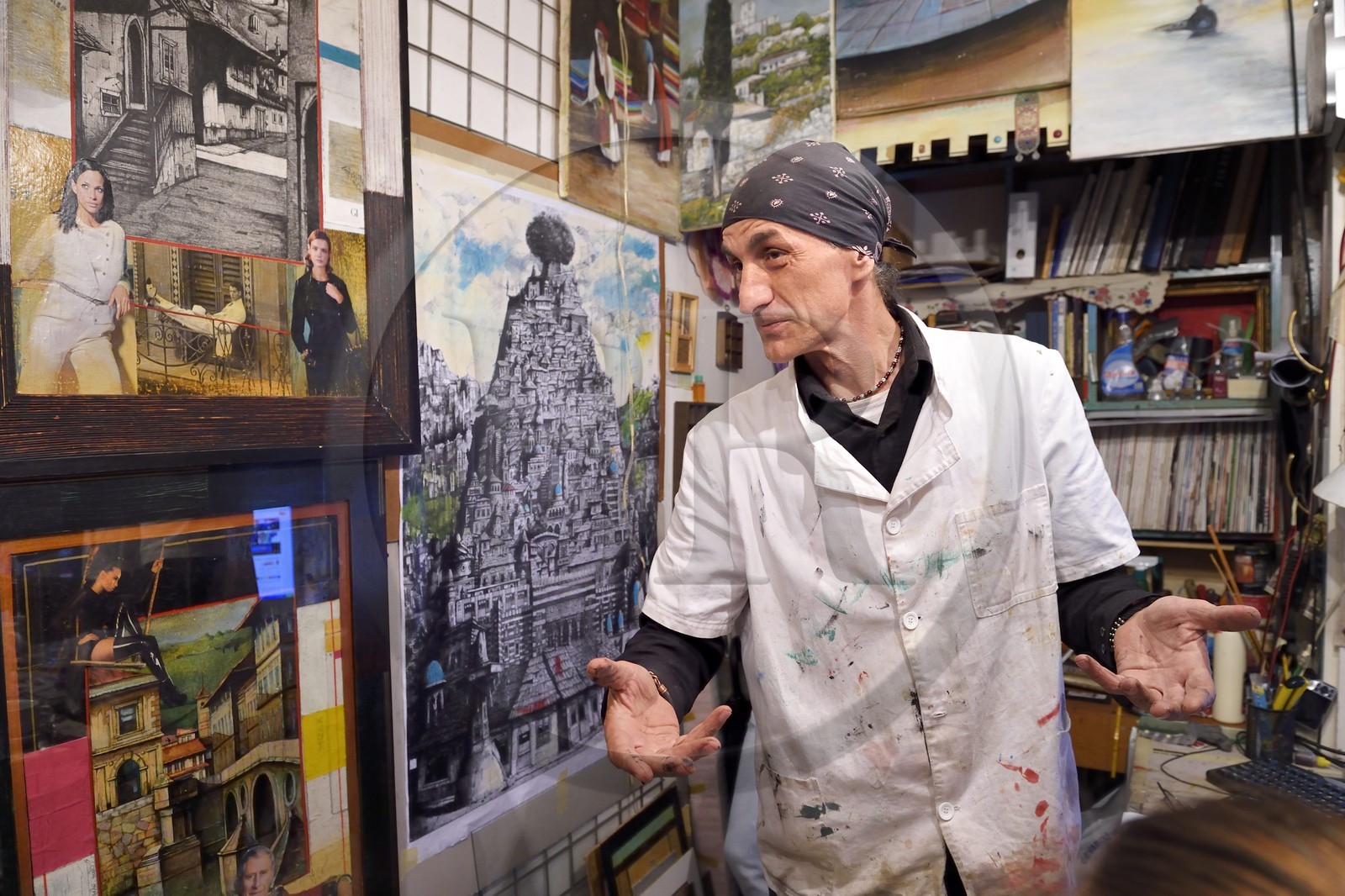 Bosnie-Herzégovine, Sarajevo, quartier de Bascarsija dans la vieille ville, l'artiste peintre Ibrahim Hrlé dans son atelier et boutique