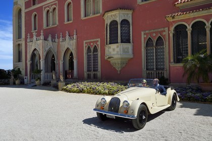 France, Alpes Maritimes (06), Saint-Jean-Cap-Ferrat, voiture vintage Morgan Roadster 4 4 devant la villa Ephrussi de Rothschild