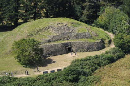 France, Morbihan (56), Golfe du Morbihan, Ile de Gavrinis, Cairn de Gavrinis datant de 3500 avant J.C. (vue aérienne)